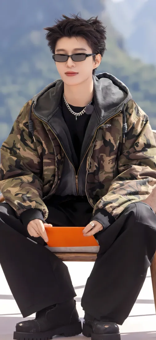 范丞丞手机壁纸｜户外山景背景图片 - 迷彩外套酷帅穿搭「哲风壁纸」