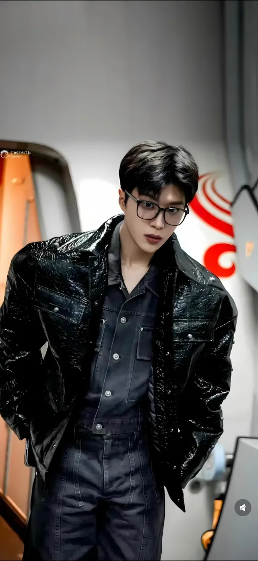 范丞丞黑色皮衣手机壁纸｜室内背景 - 酷帅风格「哲风壁纸」