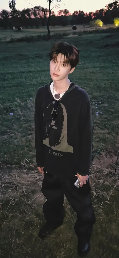 范丞丞手机壁纸｜草地背景图片 - 高街穿搭「哲风壁纸」