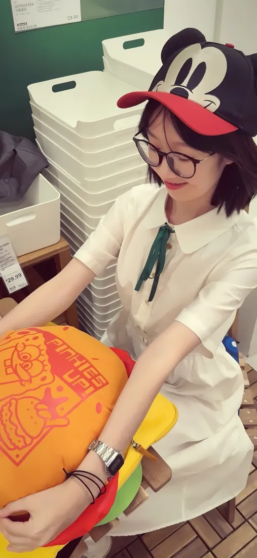 李含笑手机壁纸｜室内白色箱子背景 - 大汉堡玩偶「哲风壁纸」