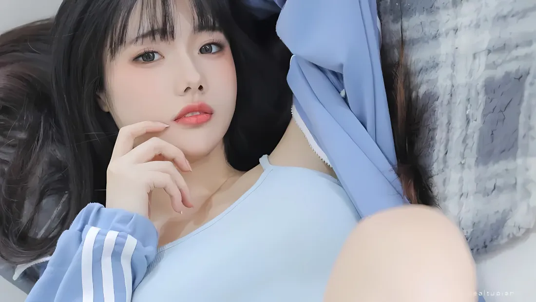 2k蓝衣美女壁纸｜浅蓝背景图片 - 齐刘海「哲风壁纸」