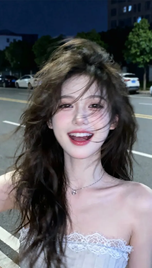 夜晚美女手机壁纸｜街道背景图 - 长发吊带笑容「哲风壁纸」