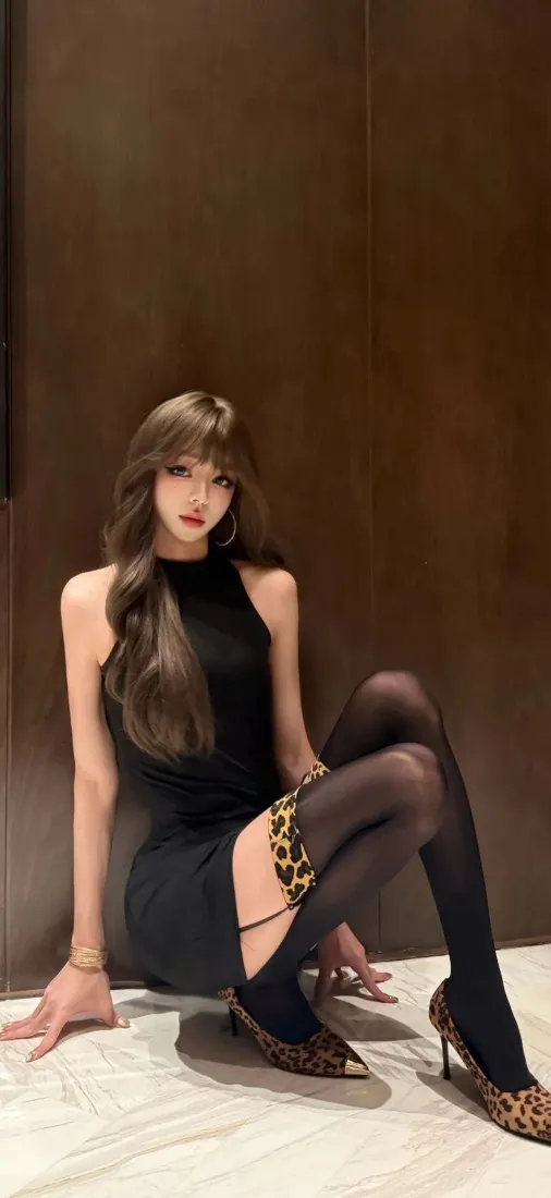 黑衣美女手机壁纸｜室内背景图片 - 豹纹高跟鞋「哲风壁纸」