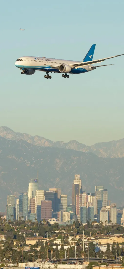 客机手机壁纸｜城市天际线背景图片 - 山脉蓝天「哲风壁纸」
