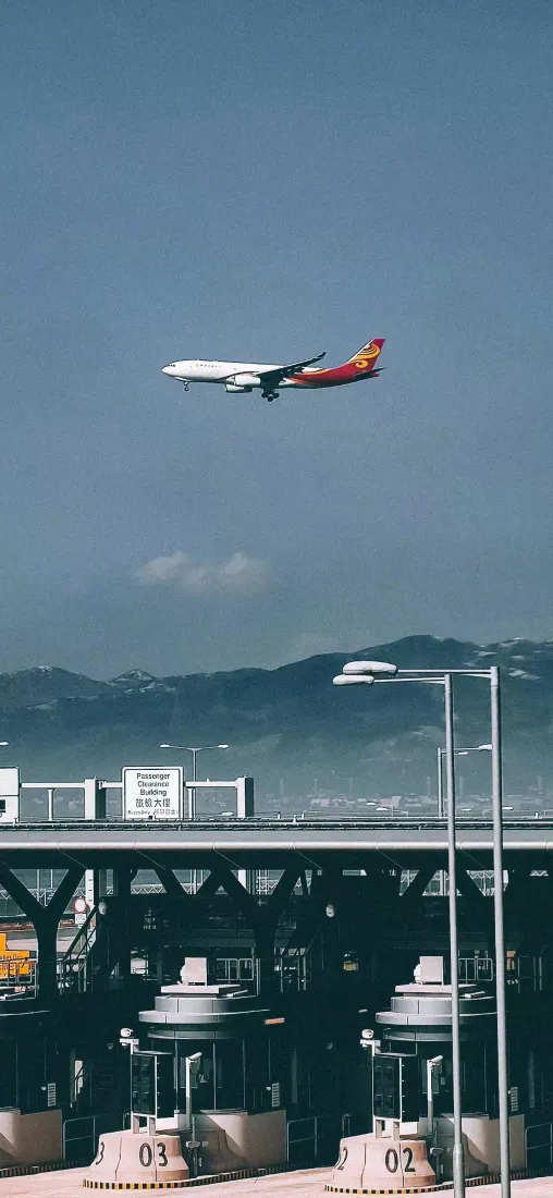 客机手机壁纸｜机场背景图 - 蓝天山脉飞行「哲风壁纸」