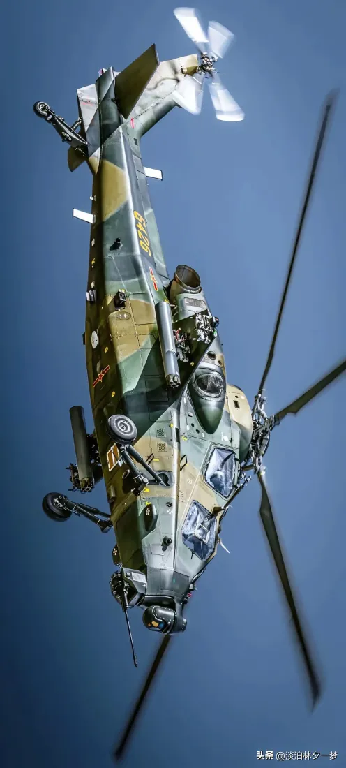 直升机手机壁纸｜蓝天背景图片 - 军事装备「哲风壁纸」