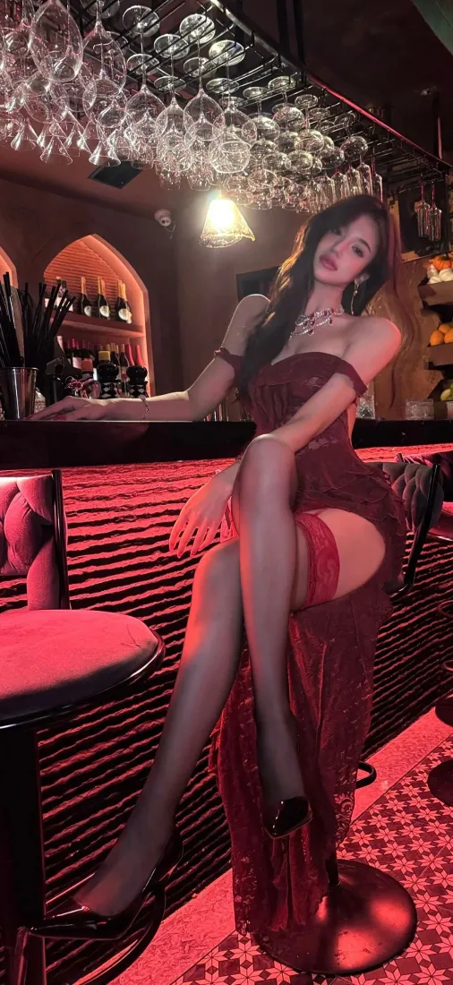 红衣美女手机壁纸｜酒吧背景图片 - 性感迷人「哲风壁纸」