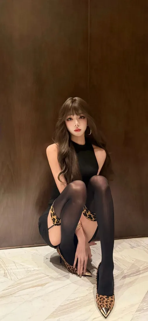 美女黑丝手机壁纸｜木质背景 - 豹纹高跟鞋「哲风壁纸」