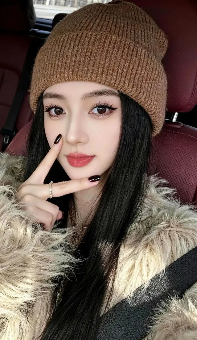 美女手机壁纸｜车内背景图片 - 棕色针织帽「哲风壁纸」