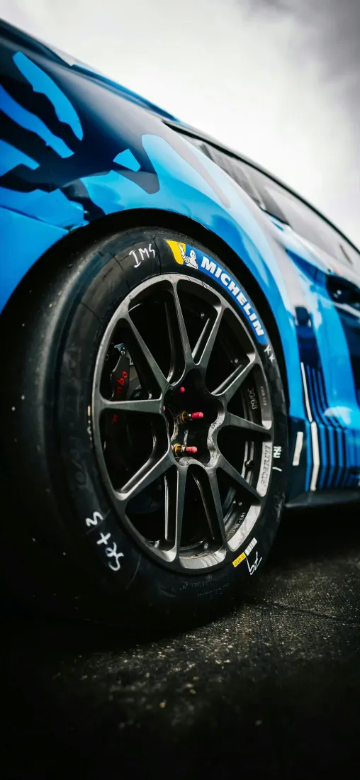蓝色汽车轮胎手机壁纸｜汽车特写背景图片 - 赛车轮胎「哲风壁纸」