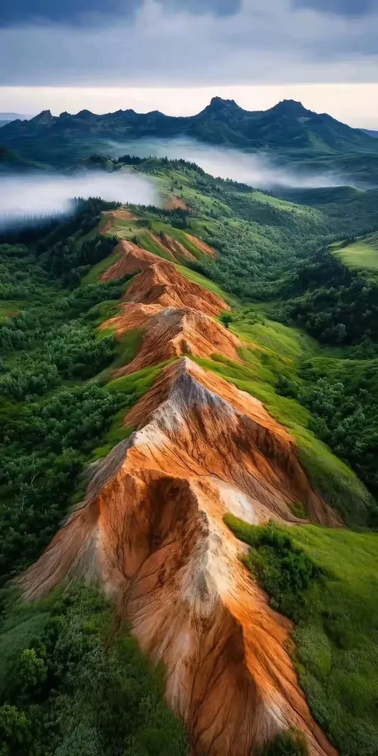 彩色山体山峦手机壁纸｜云雾背景 - 自然风光「哲风壁纸」