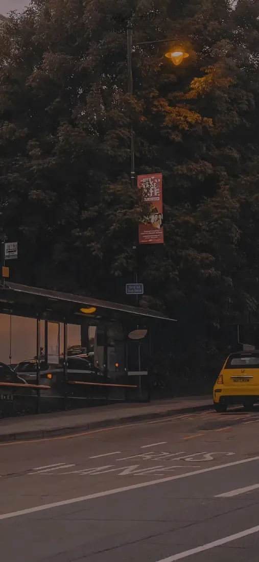 日杂风街道手机壁纸｜黄色出租车背景图片 - 傍晚街道「哲风壁纸」