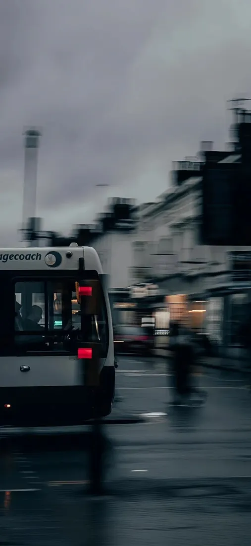 城市街景手机壁纸｜雨天背景图片 - 定格灰色调「哲风壁纸」