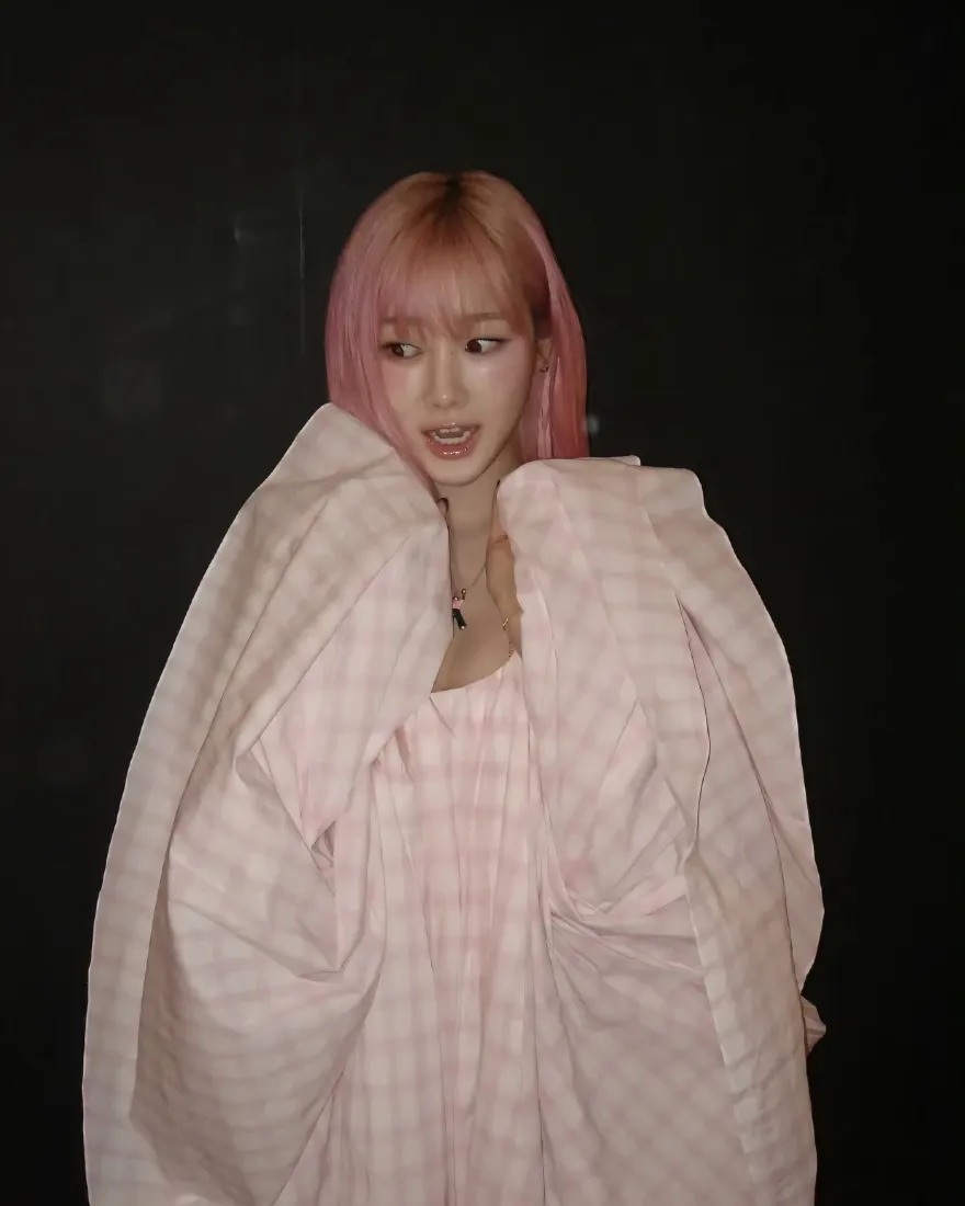 吉赛尔手机壁纸｜粉色头发背景图片 - 可爱穿搭「哲风壁纸」