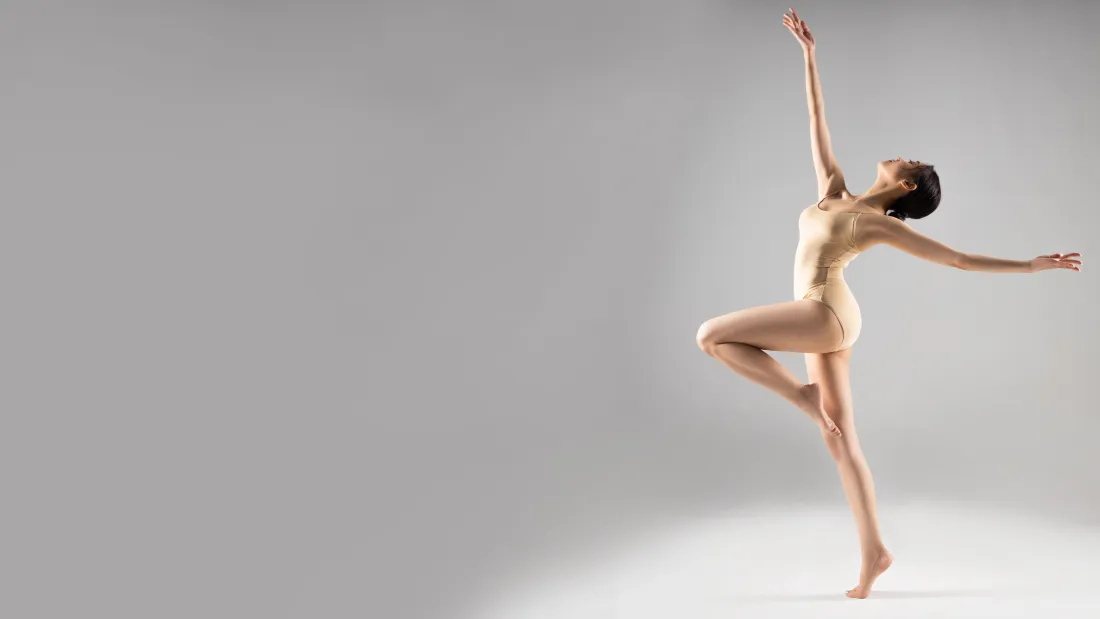 4k舞蹈少女壁纸｜灰色背景图片 - 艺术摄影「哲风壁纸」