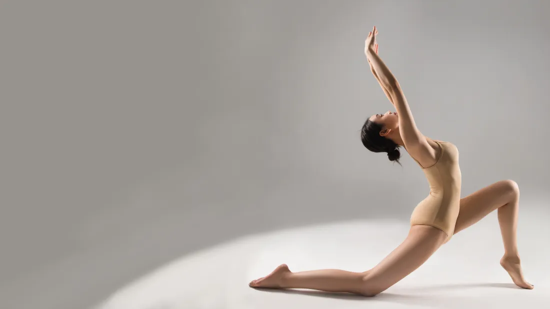 4k舞蹈少女壁纸｜灰白背景图片 - 优雅伸展「哲风壁纸」