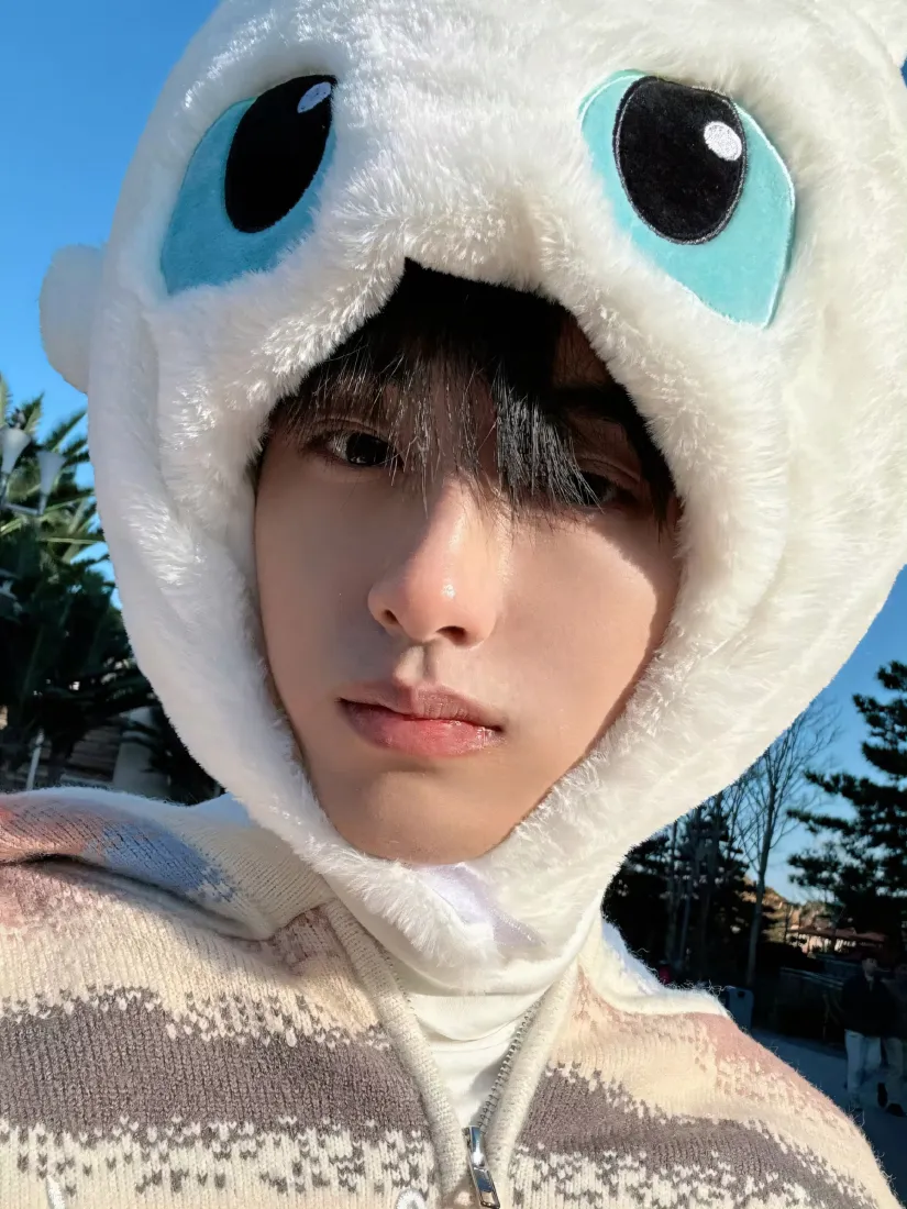 董思成光煞头套手机壁纸｜户外蓝天 - 条纹毛衣「哲风壁纸」