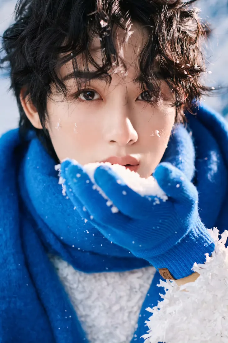 董思成手机壁纸｜雪景背景图片 - 蓝色围巾下雪卷毛「哲风壁纸」