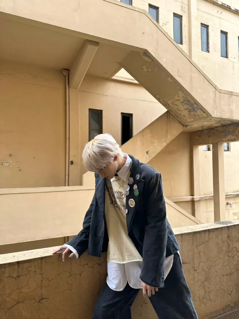 董思成手机壁纸｜楼道背景图片 - 金发西装穿搭「哲风壁纸」