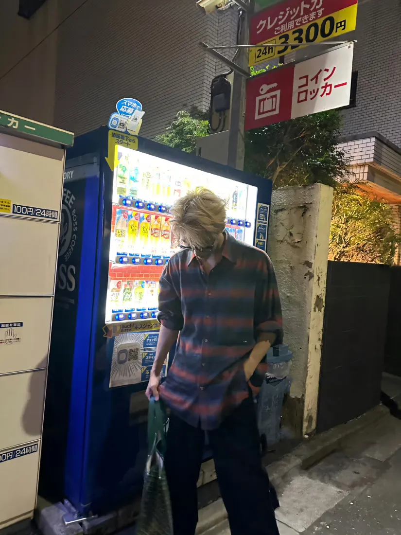 董思成手机壁纸｜贩卖机背景图片 - 夜晚街道「哲风壁纸」