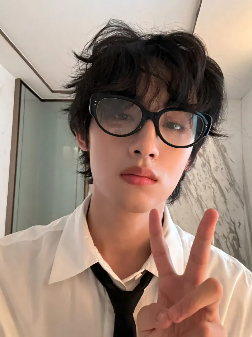 董思成手机壁纸｜自拍背景图片 - 眼镜白衬衫「哲风壁纸」