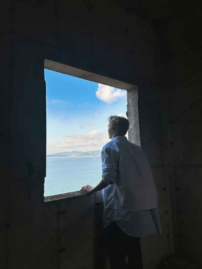 董思成手机壁纸｜海边背景图片 - 蓝天眺望「哲风壁纸」