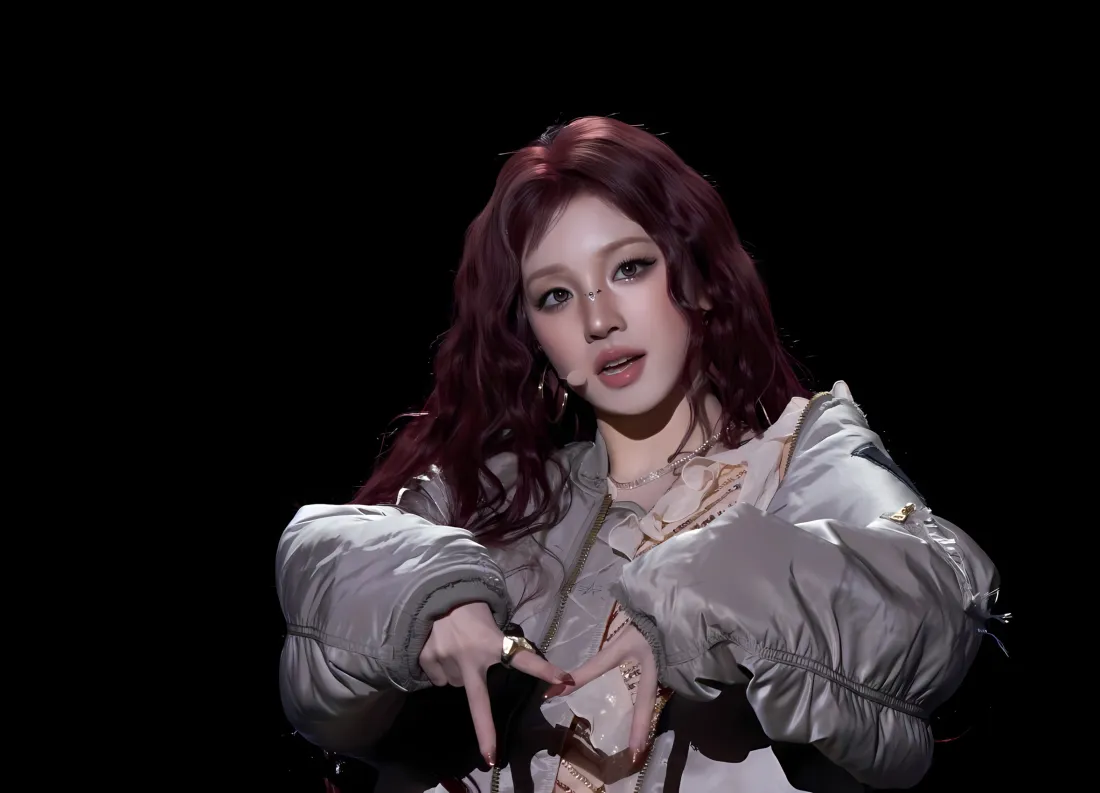 2k宋雨琦壁纸｜元旦晚会背景 - 红发灰色外套「哲风壁纸」