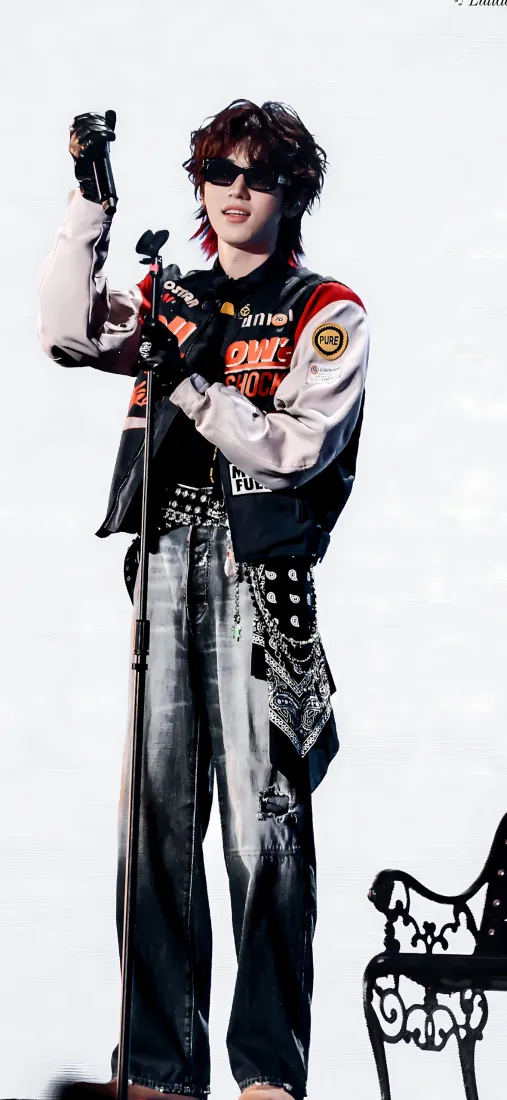 宋亚轩手机壁纸｜时尚背景图片 - 机车服造型「哲风壁纸」