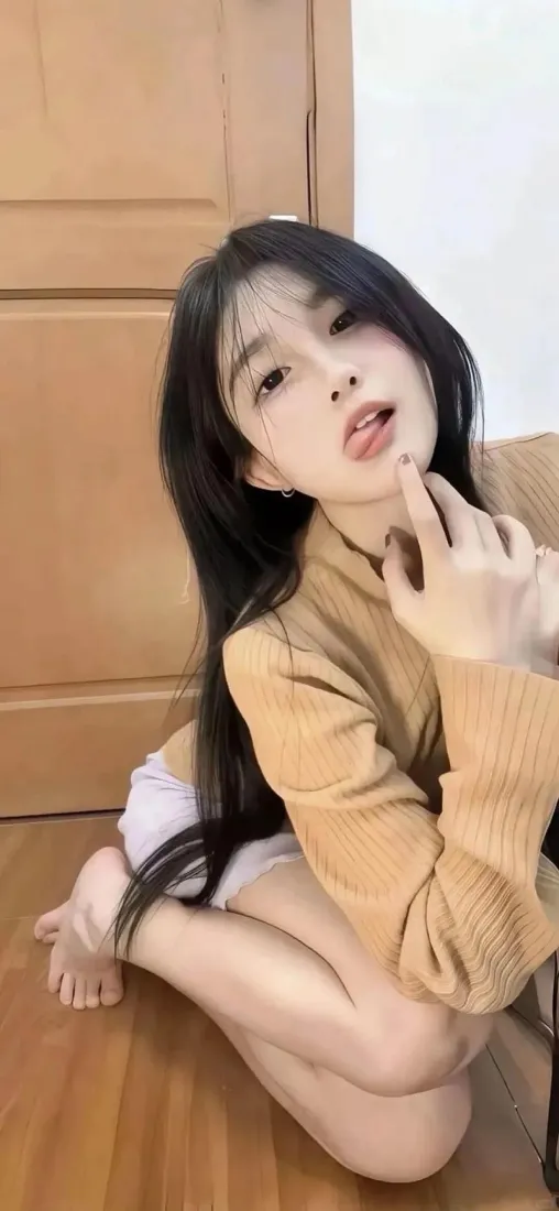 美女手机壁纸｜室内背景图片 - 棕色上衣坐姿美女「哲风壁纸」