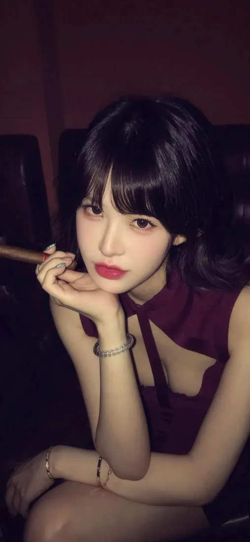 红衣美女手机壁纸｜暗色调背景图片 - 室内「哲风壁纸」