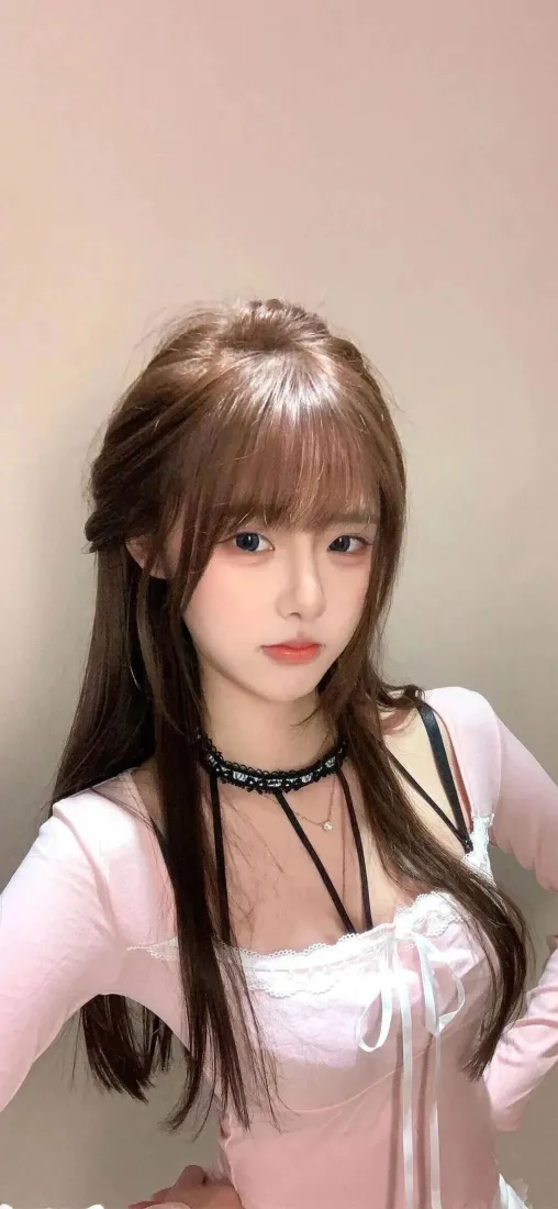 粉色衣服美女手机壁纸｜室内背景图片 - 时尚穿搭「哲风壁纸」