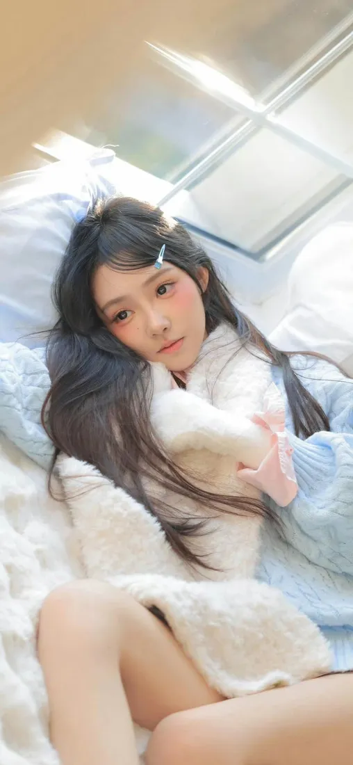 长发美女手机壁纸｜卧室居家背景 - 甜美清纯少女「哲风壁纸」