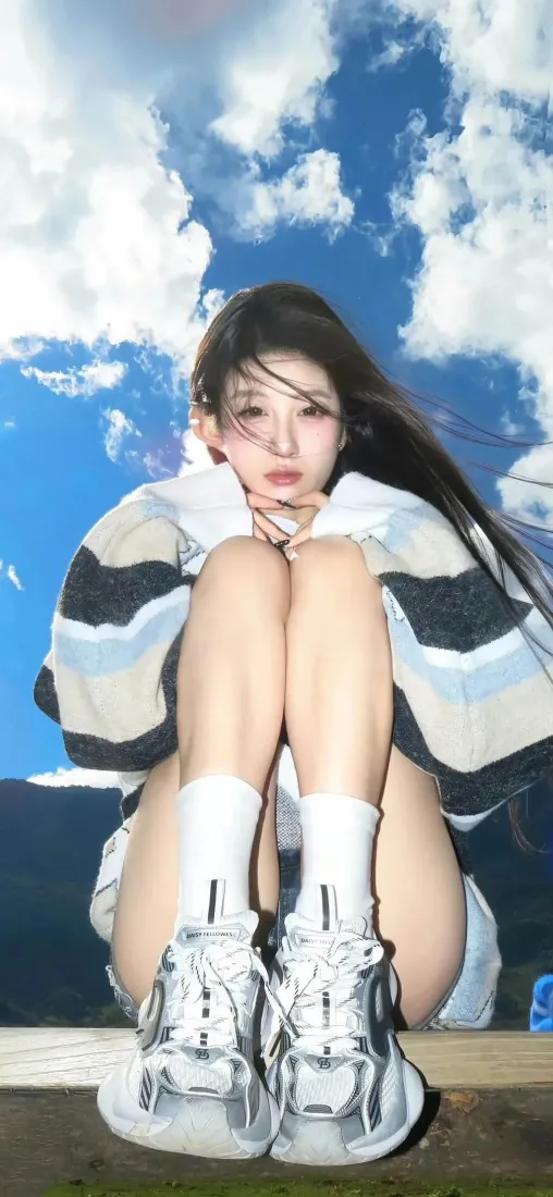 美女手机壁纸｜蓝天背景图片 - 条纹上衣「哲风壁纸」