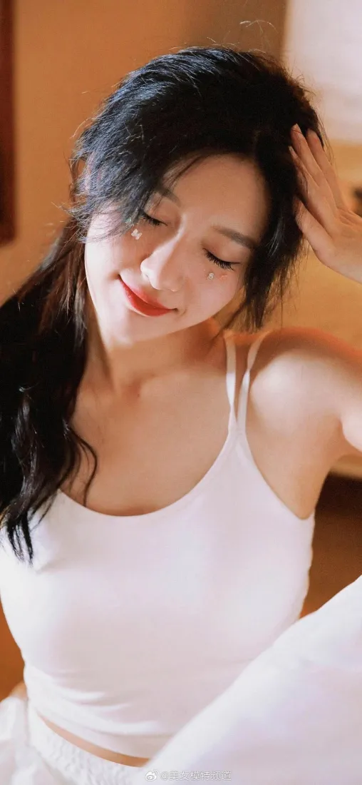 白衣美女手机壁纸｜居家背景图片 - 温柔微笑「哲风壁纸」