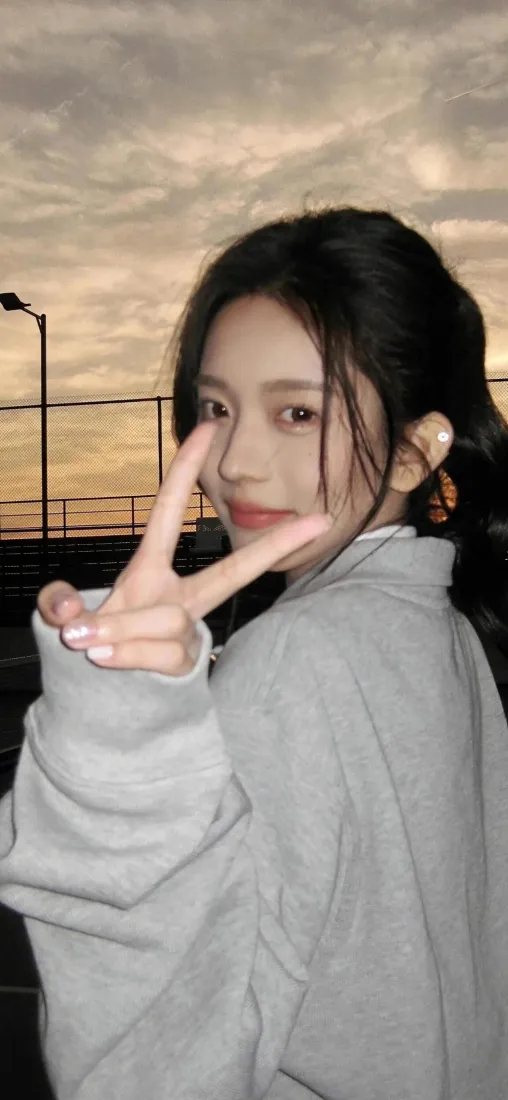 （灰色卫衣美女手机壁纸｜黄昏背景图片 - 剪刀手）「哲风壁纸」