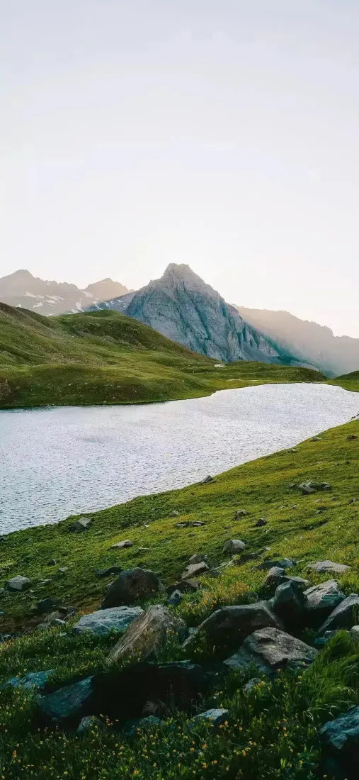 自然风景手机壁纸｜湖泊背景图片 - 山脉草地岩石「哲风壁纸」