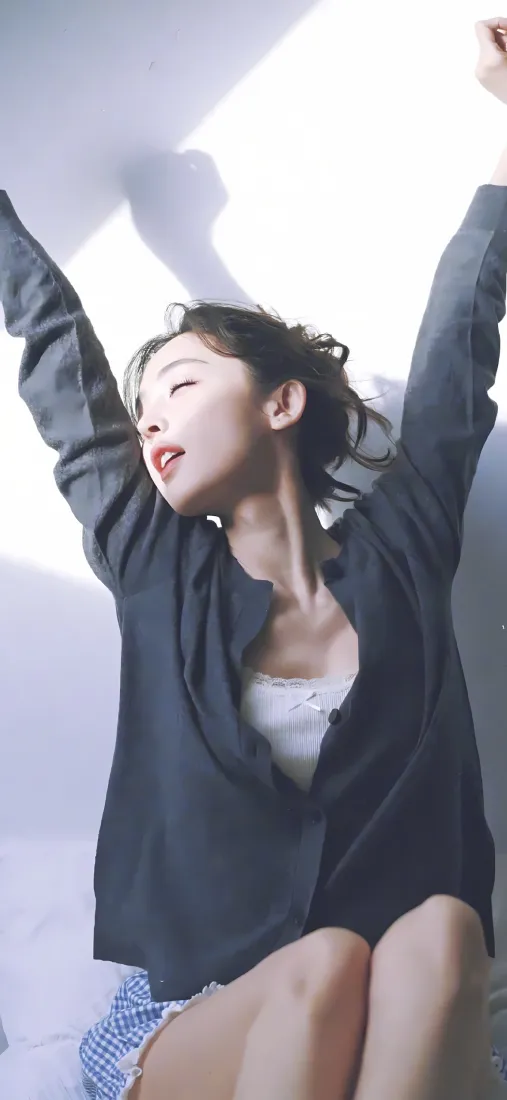 古力娜扎手机壁纸｜居家背景图片 - 伸懒腰休闲「哲风壁纸」