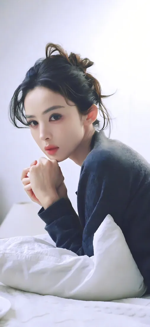 古力娜扎手机壁纸｜白色床铺背景图片 - 丸子头「哲风壁纸」