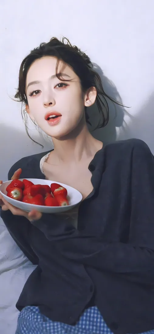 古力娜扎手机壁纸｜草莓居家背景图片 - 阳光「哲风壁纸」