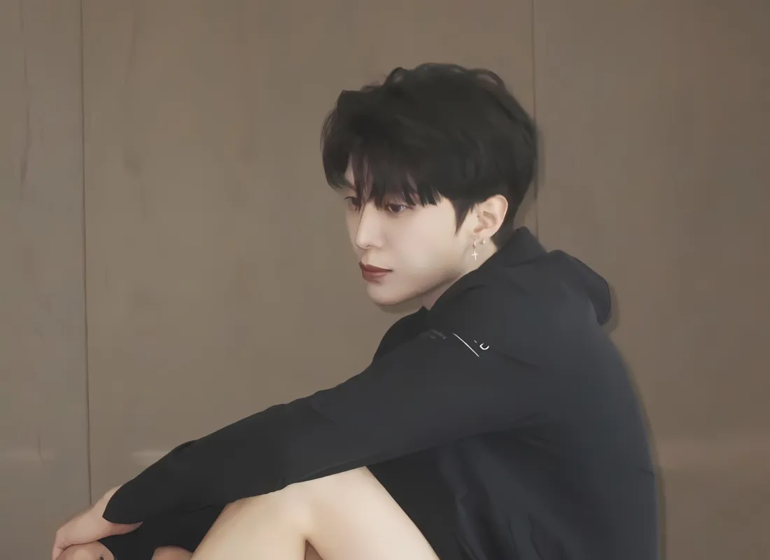 2k范丞丞壁纸｜简约背景图片 - 休闲坐姿「哲风壁纸」