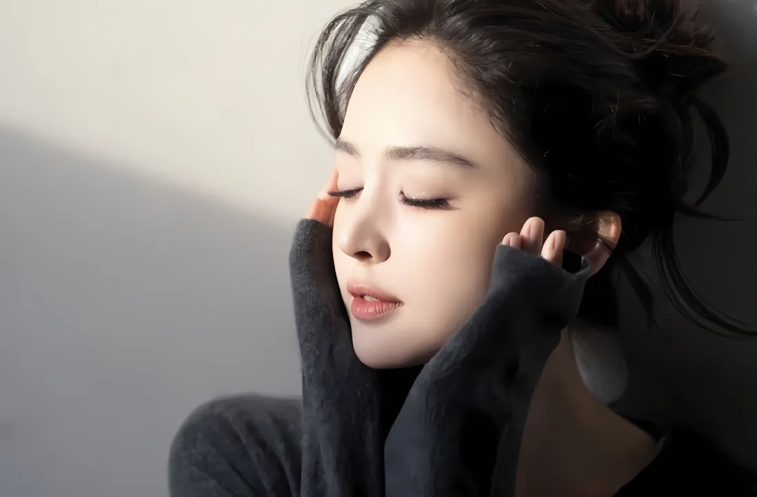 2k古力娜扎壁纸｜灰调背景图片 - 侧脸闭眼「哲风壁纸」