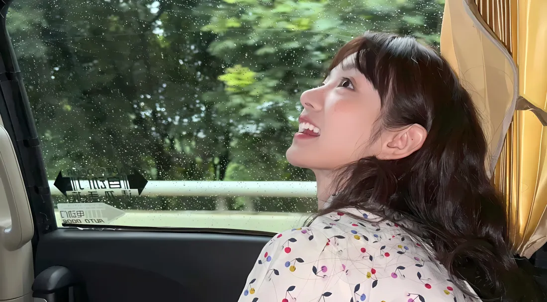 2k田曦薇壁纸｜车内背景图片 - 阳光绿树碎花上衣「哲风壁纸」