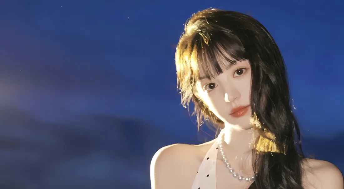 2k田曦薇壁纸｜蓝色背景图片 - 光影长发「哲风壁纸」