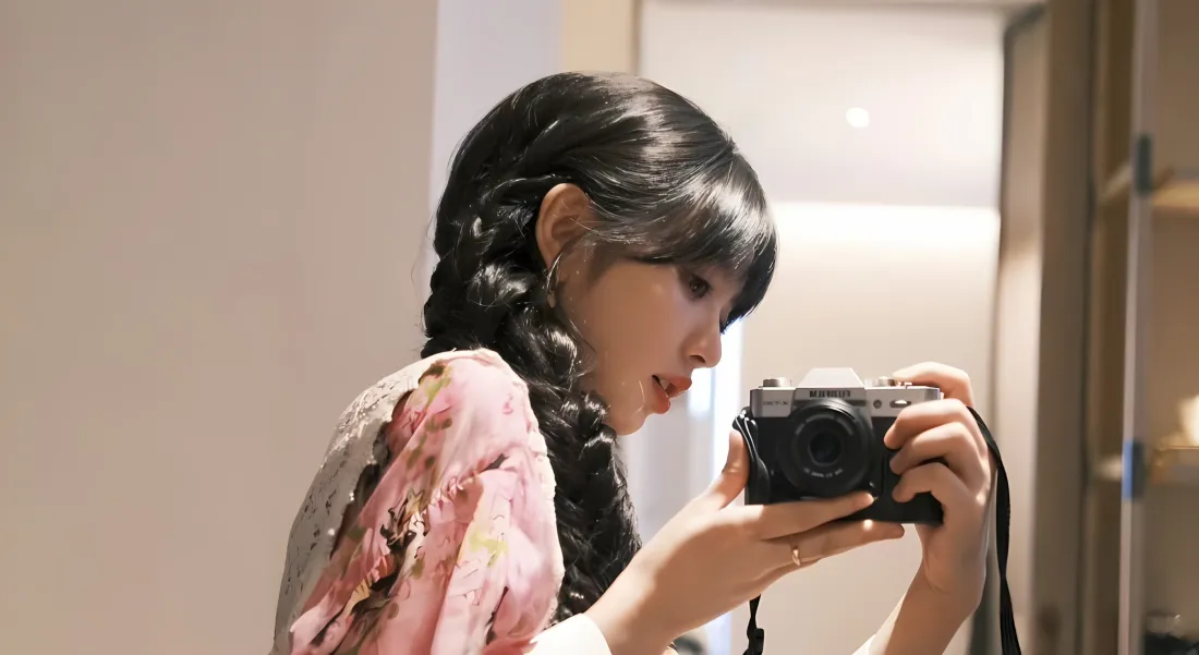 2k田曦薇壁纸｜粉色碎花裙背景图片 - 相机拍照「哲风壁纸」