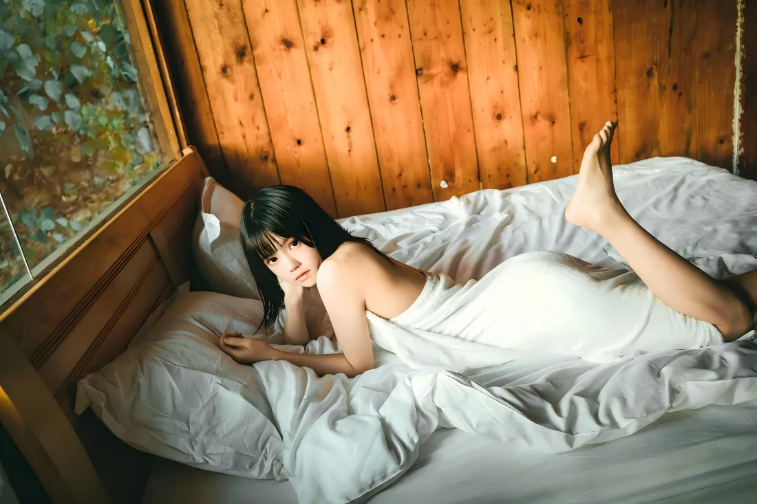 7k女孩壁纸｜木质背景图片 - 卧床少女私房照「哲风壁纸」