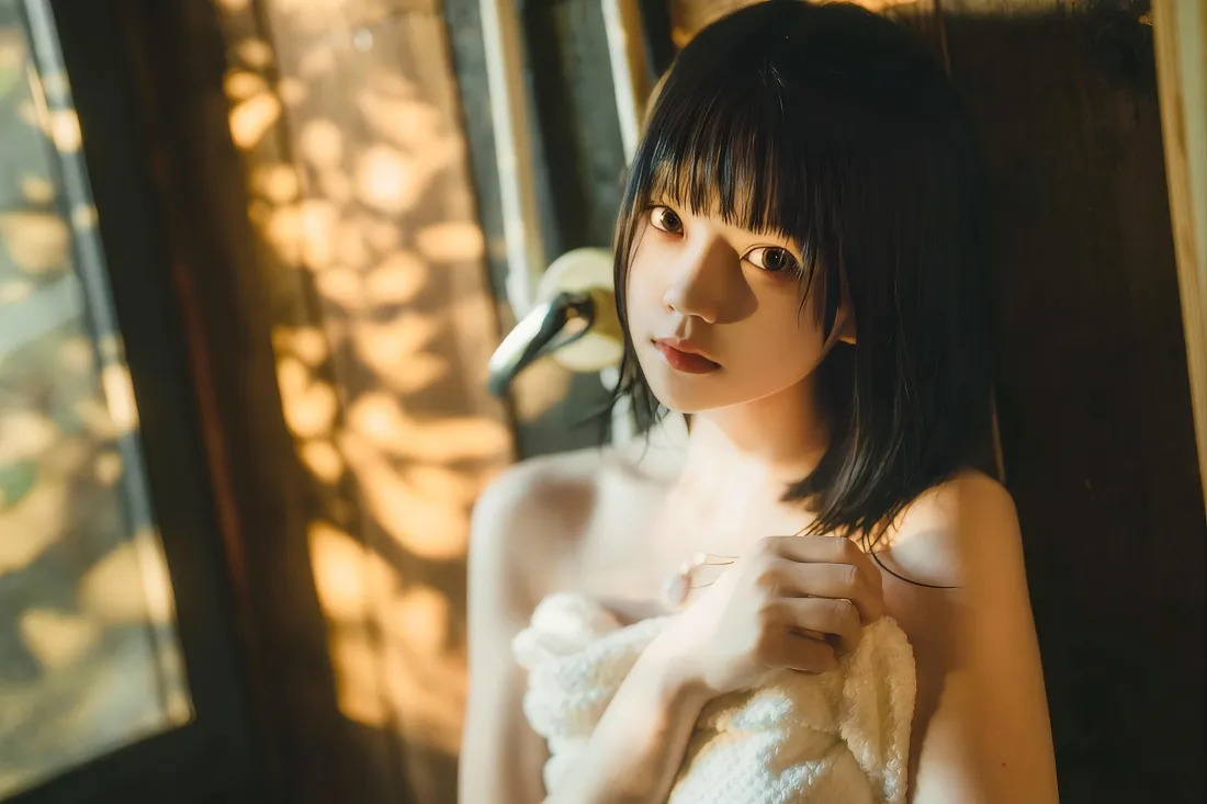 7k短发女孩壁纸｜暖光背景 - 艺术写真「哲风壁纸」