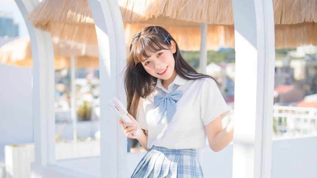 4kJK少女壁纸｜户外白建筑背景 - 甜美微笑「哲风壁纸」