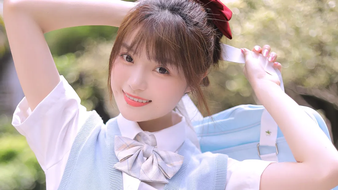 4k蓝白校服少女壁纸｜绿树背景 - 甜美微笑「哲风壁纸」