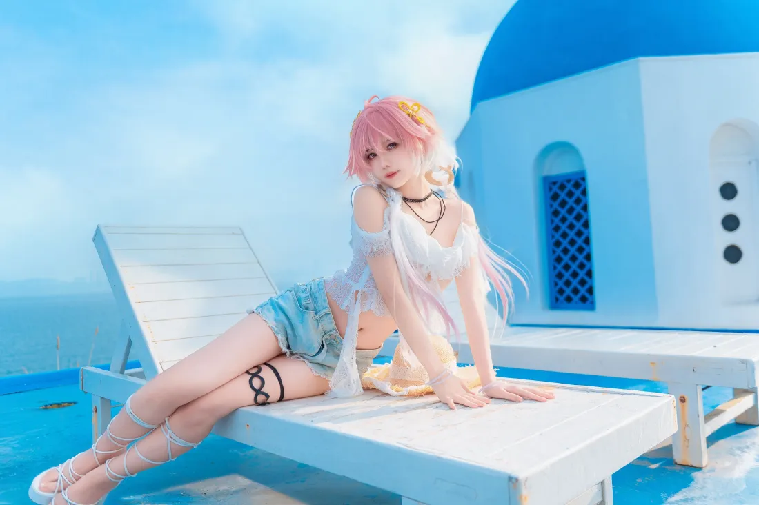 4k粉色头发二次元美女壁纸｜圣托里尼背景图片 - 泳池躺椅「哲风壁纸」