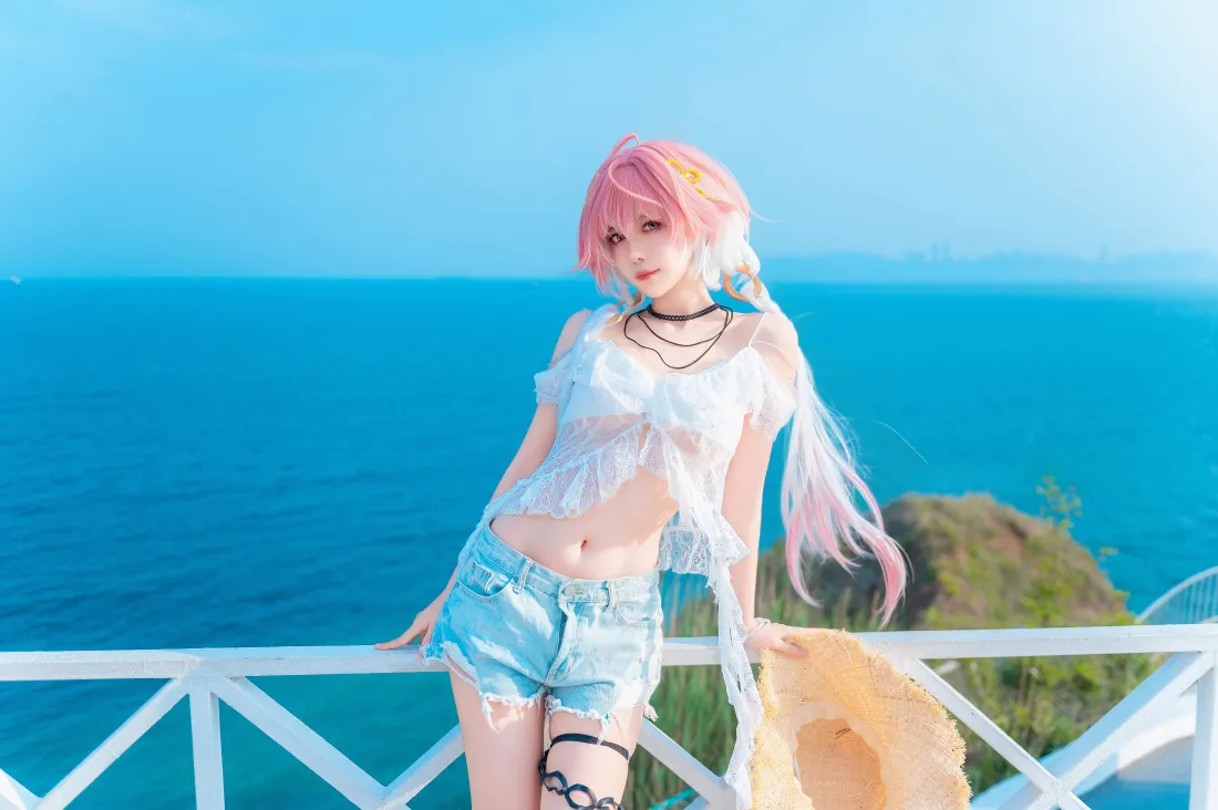 4k粉发美女壁纸｜海边蓝天背景图片 - 夏日清新穿搭「哲风壁纸」